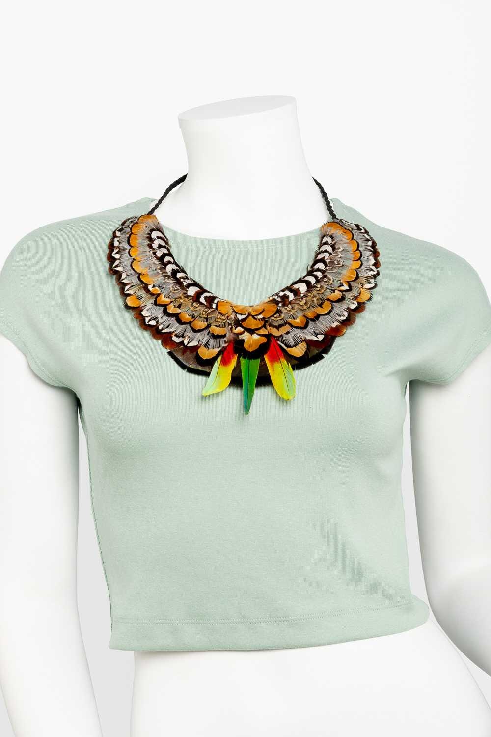 Collar de plumas naturales