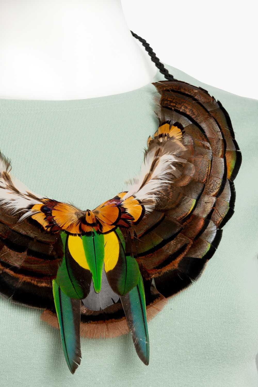 Collar de plumas naturales