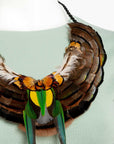 Collar de plumas naturales