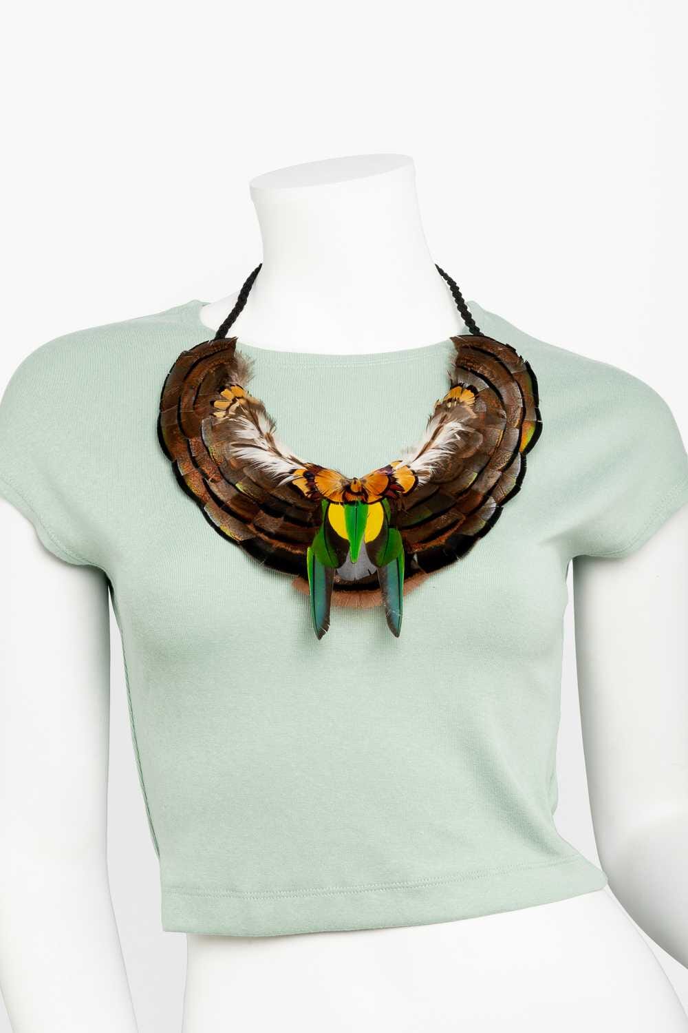 Collar de plumas naturales
