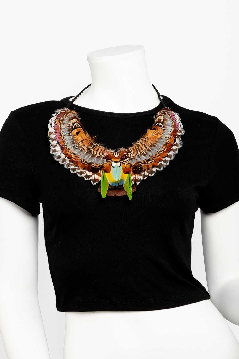 Collar de plumas naturales