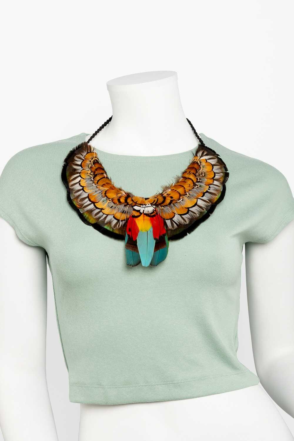 Collar de plumas naturales