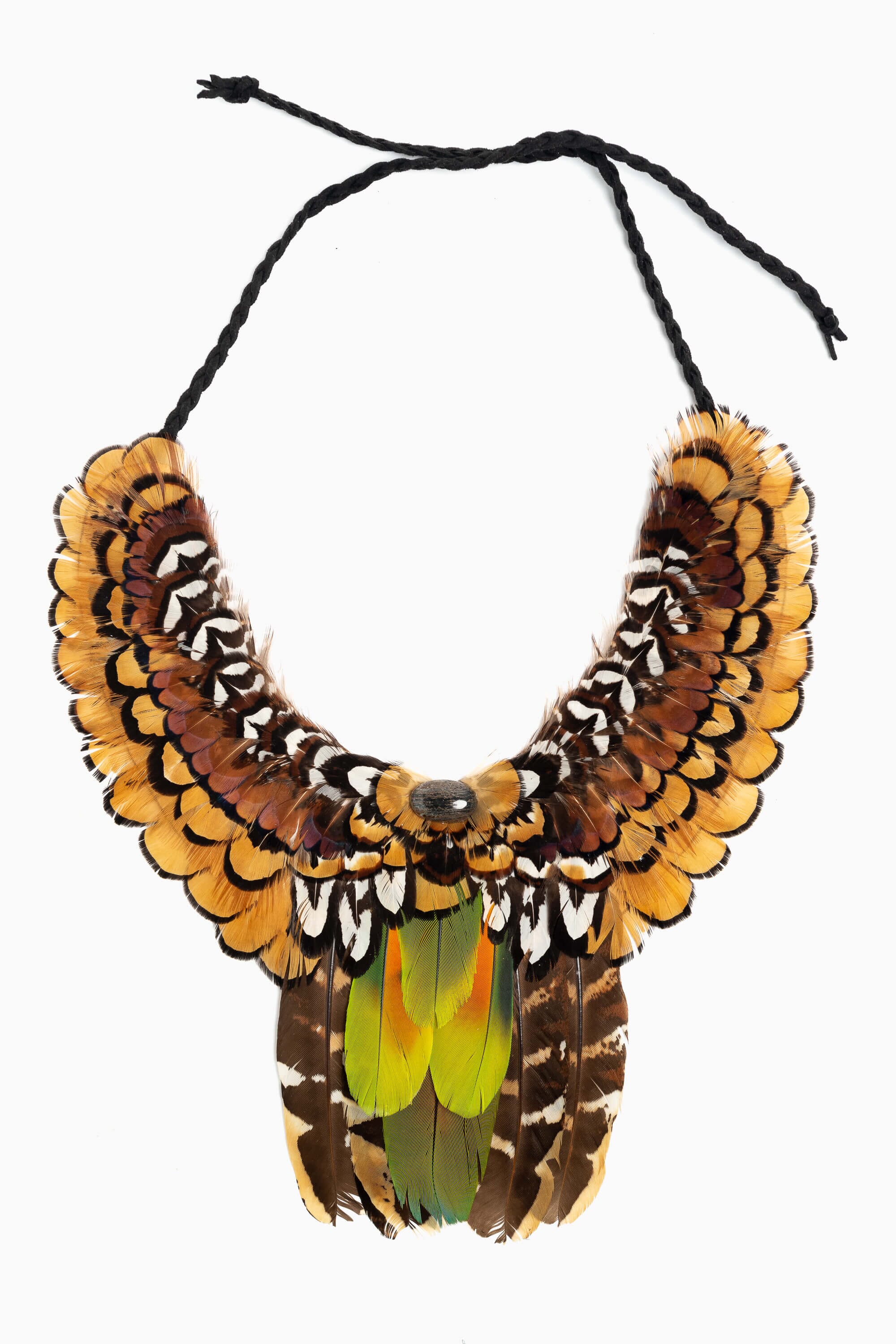 Collar con plumas exóticas