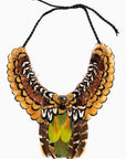 Collar con plumas exóticas