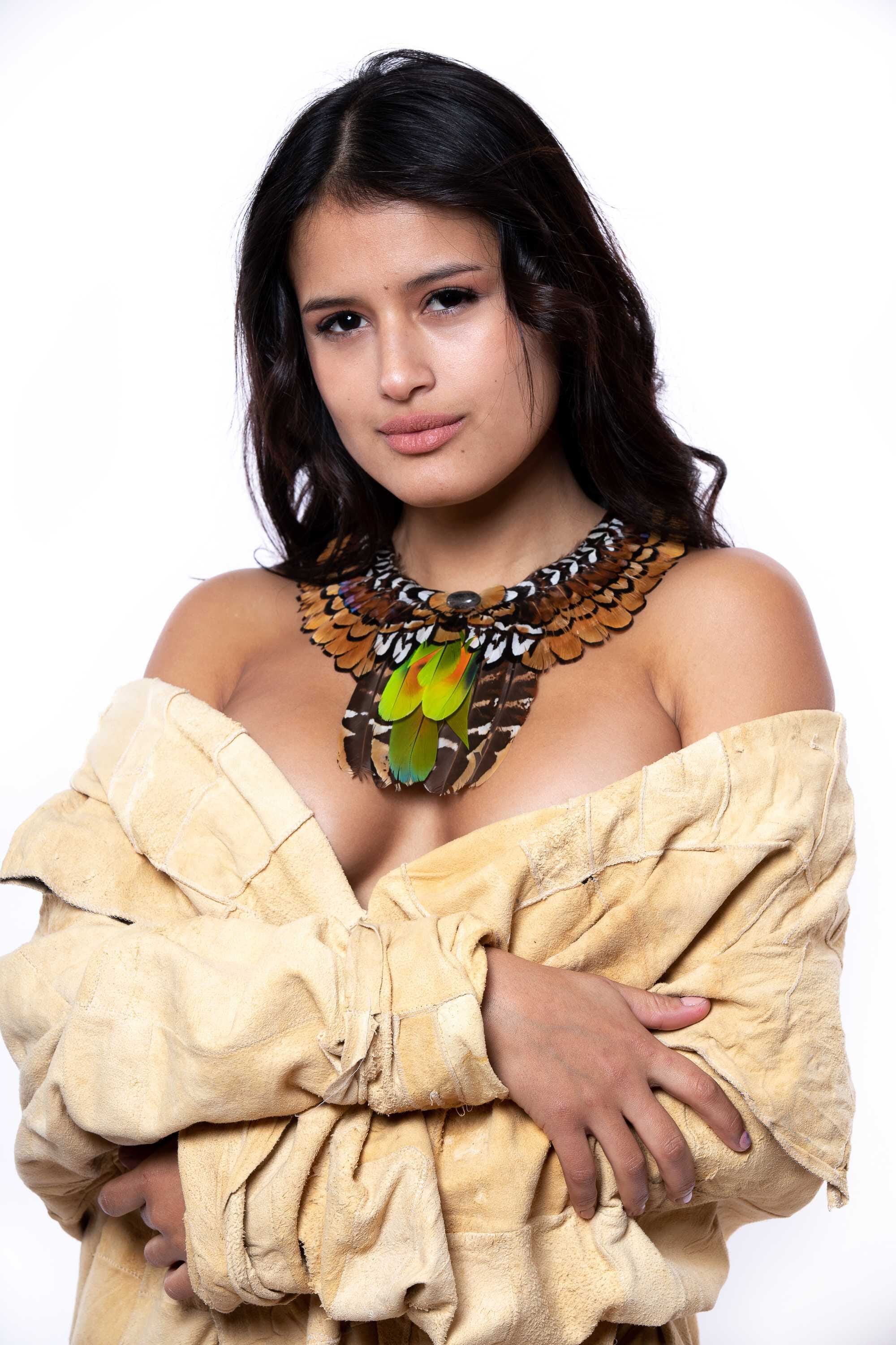 Collar con plumas exóticas