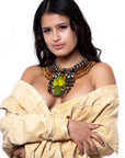 Collar con plumas exóticas