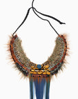 Collar con plumas exóticas
