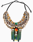 Collar con plumas exóticas