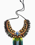 Collar con plumas exóticas