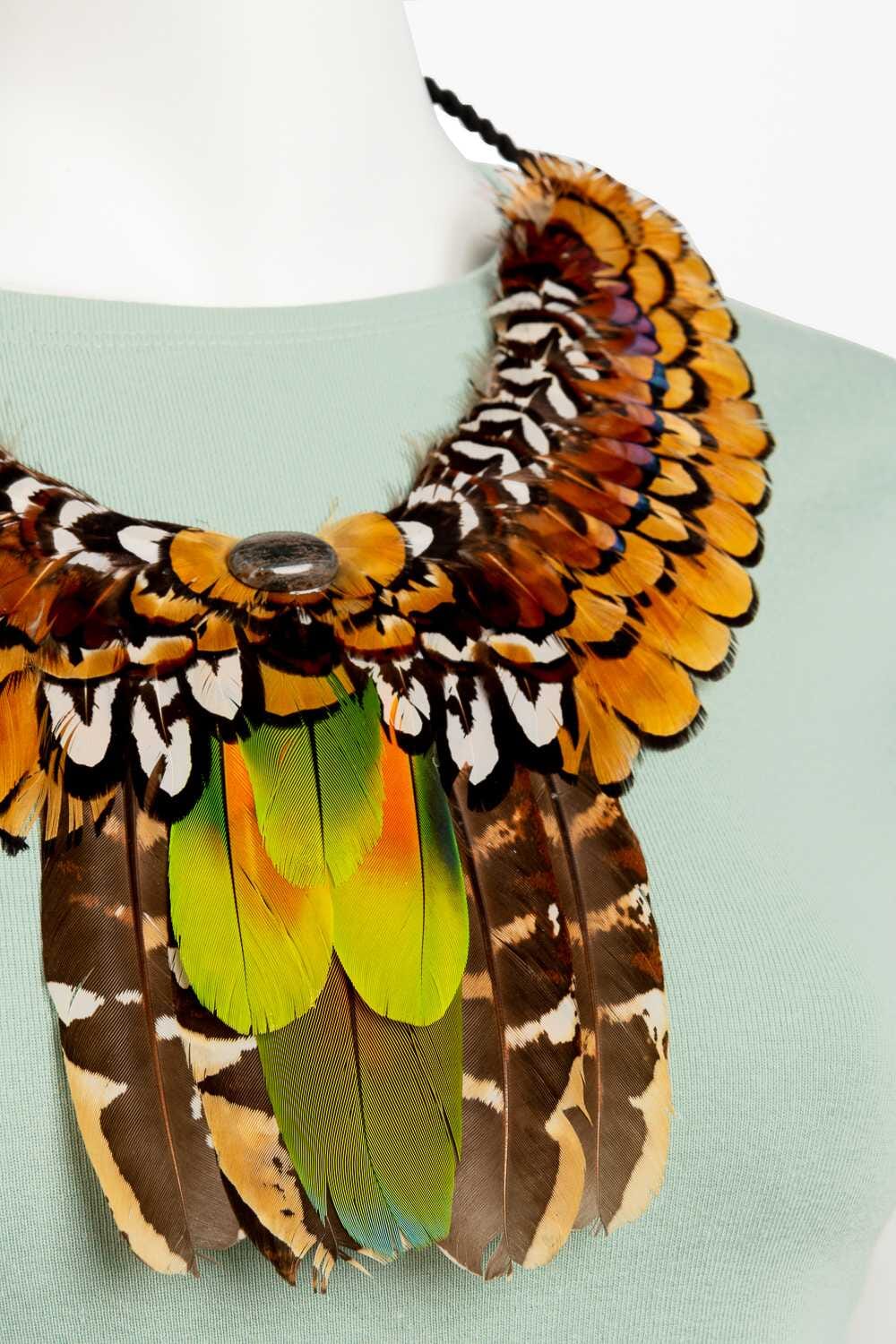 Collar con plumas exóticas