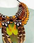 Collar con plumas exóticas