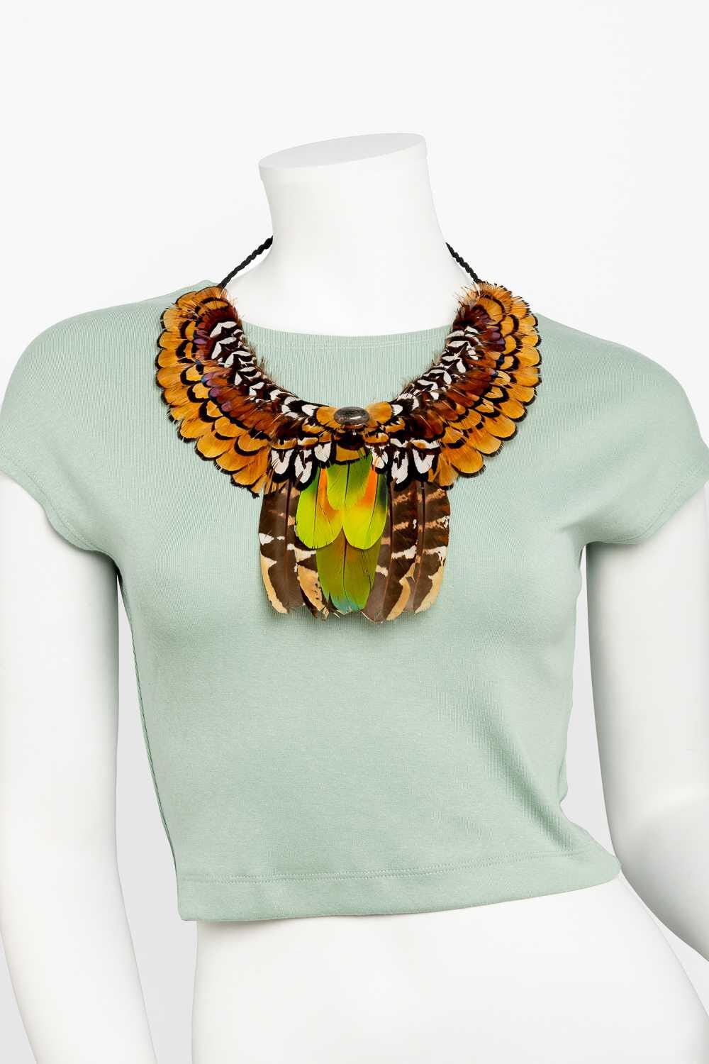 Collar con plumas exóticas
