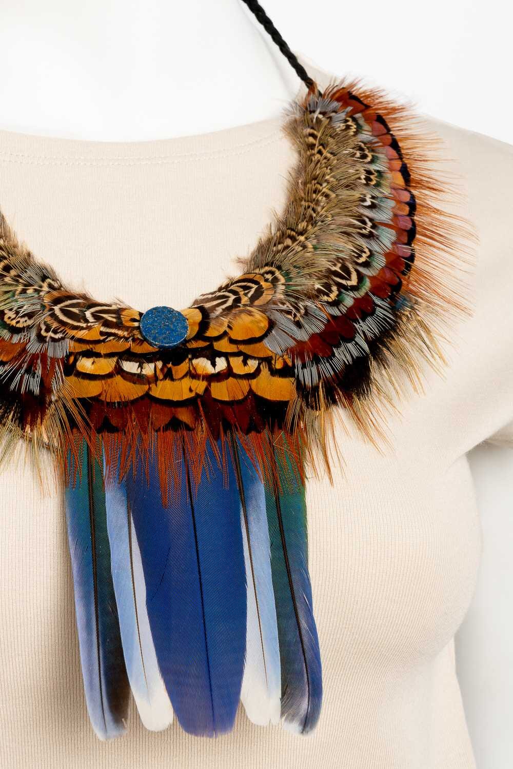 Collar con plumas exóticas