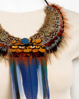 Collar con plumas exóticas