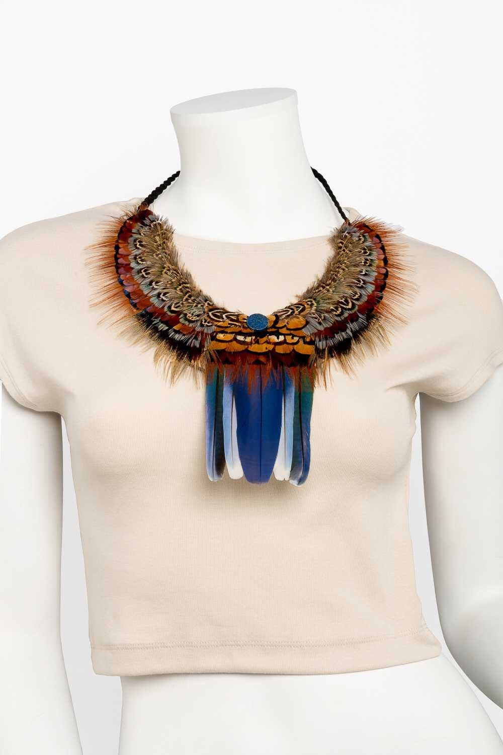 Collar con plumas exóticas