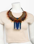 Collar con plumas exóticas