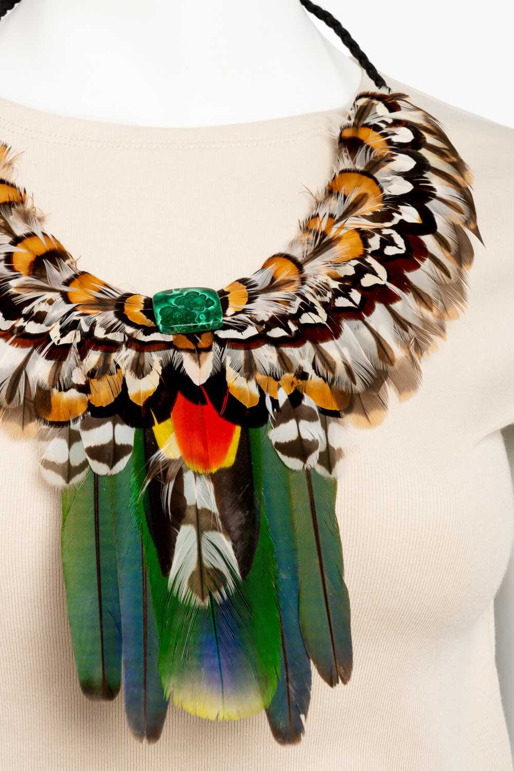 Collar con plumas exóticas