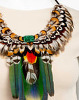 Collar con plumas exóticas
