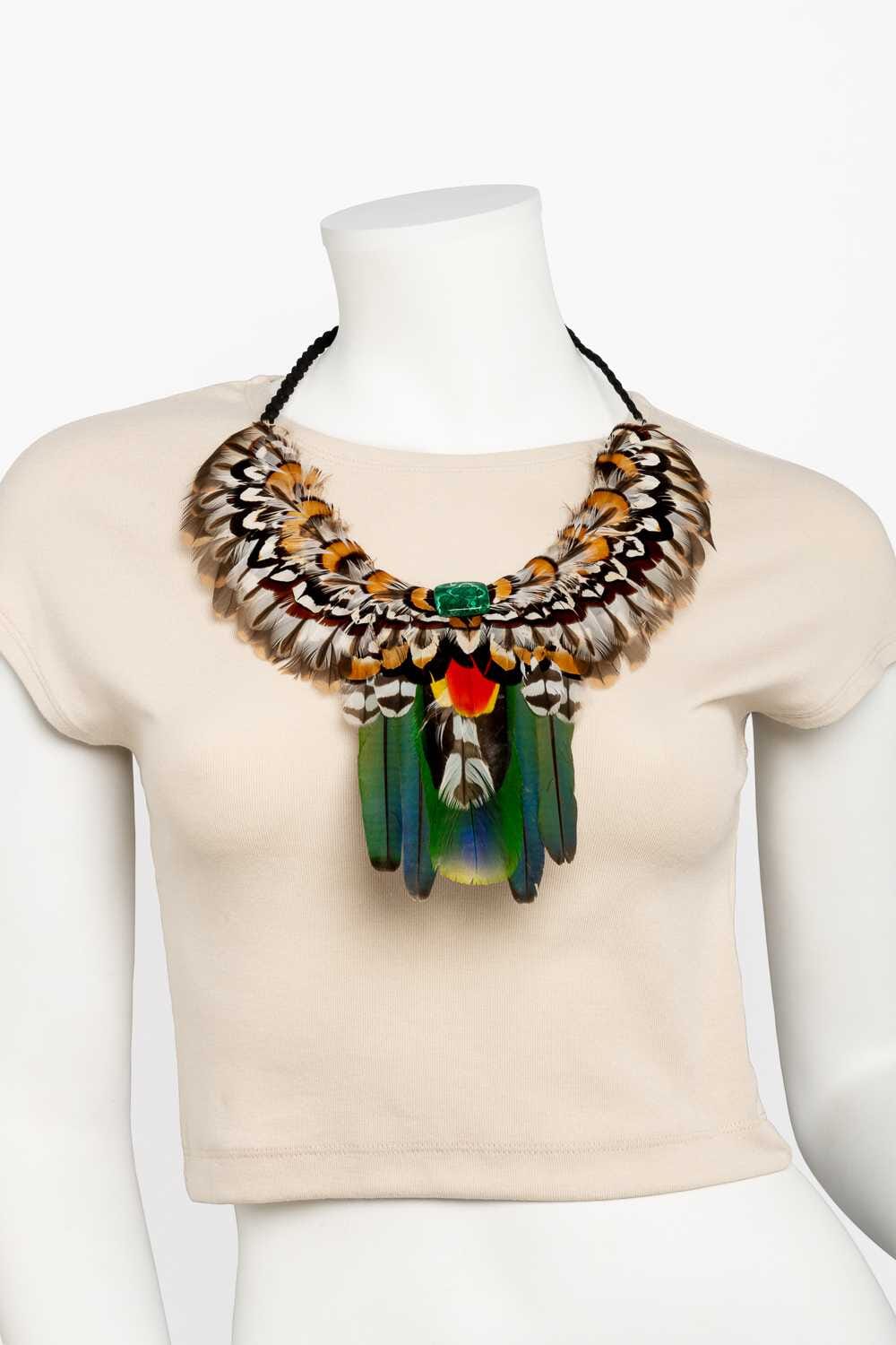 Collar con plumas exóticas