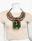Collar con plumas exóticas