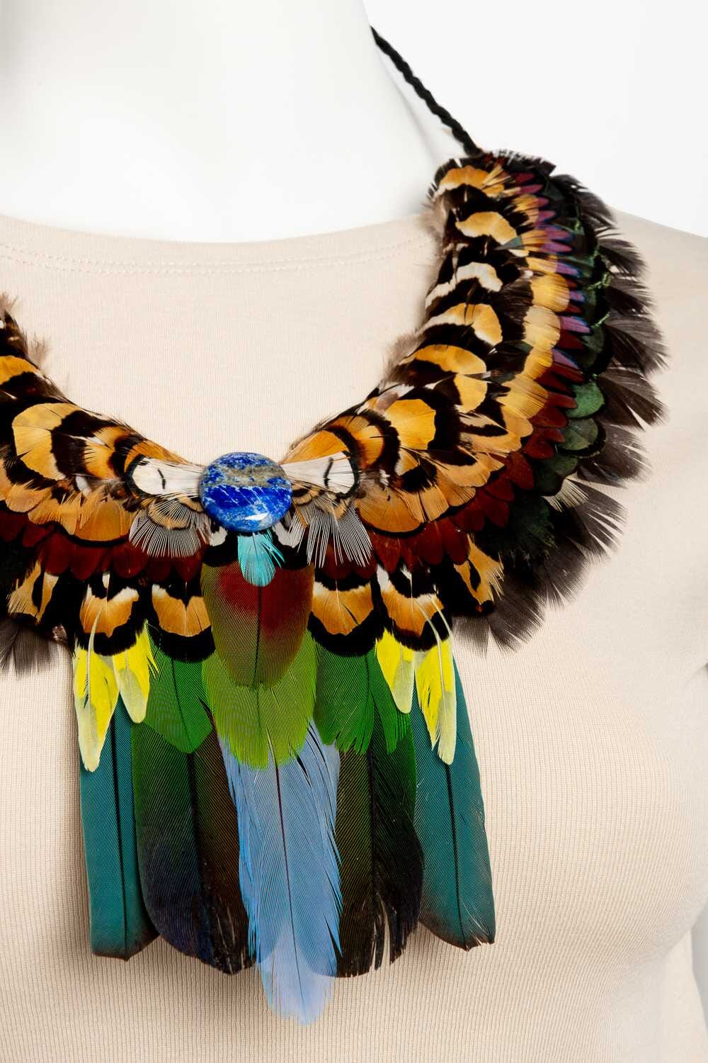 Collar con plumas exóticas