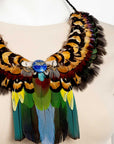 Collar con plumas exóticas