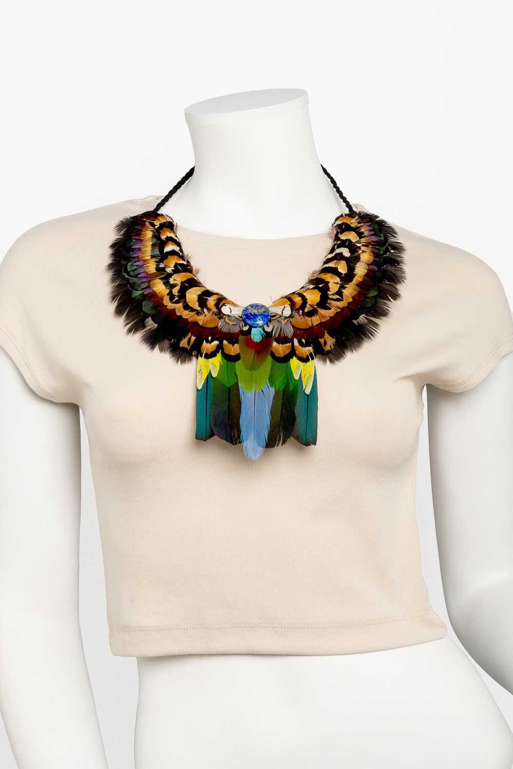 Collar con plumas exóticas