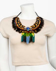 Collar con plumas exóticas