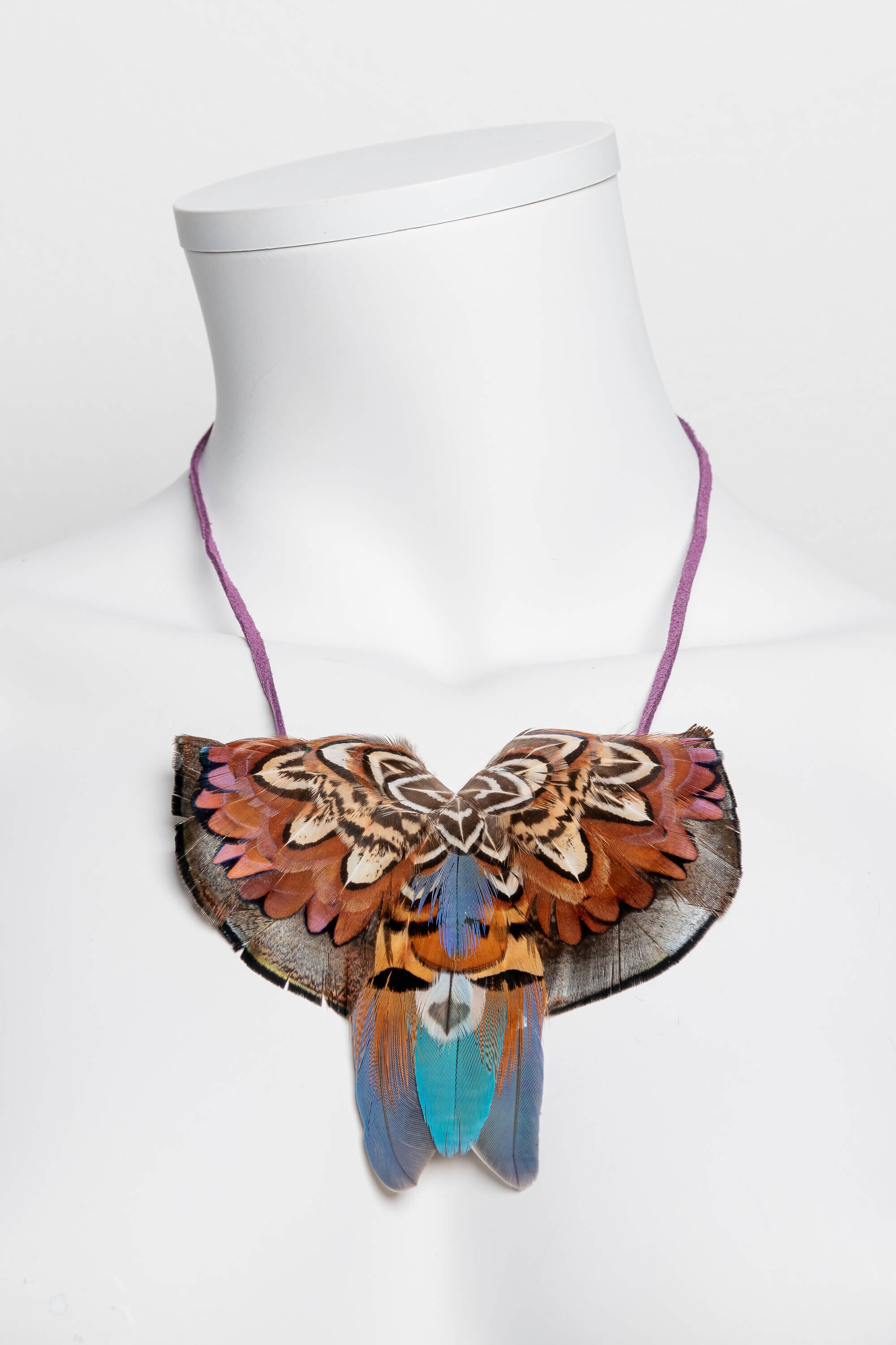 Collar con plumas