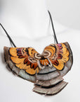 Collar con plumas