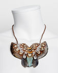 Collar con plumas