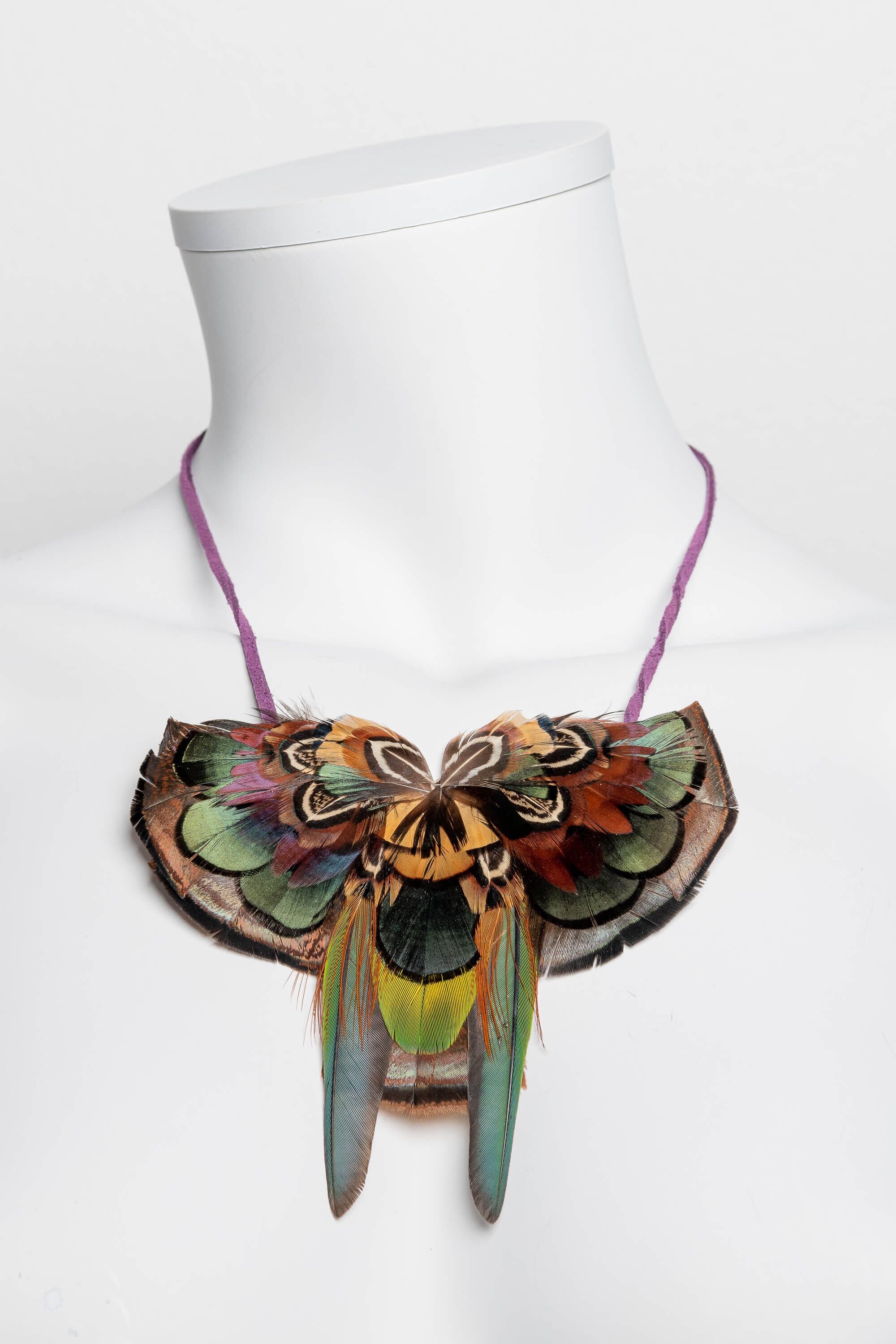 Collar con plumas
