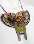 Collar con plumas