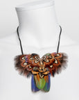 Collar con plumas