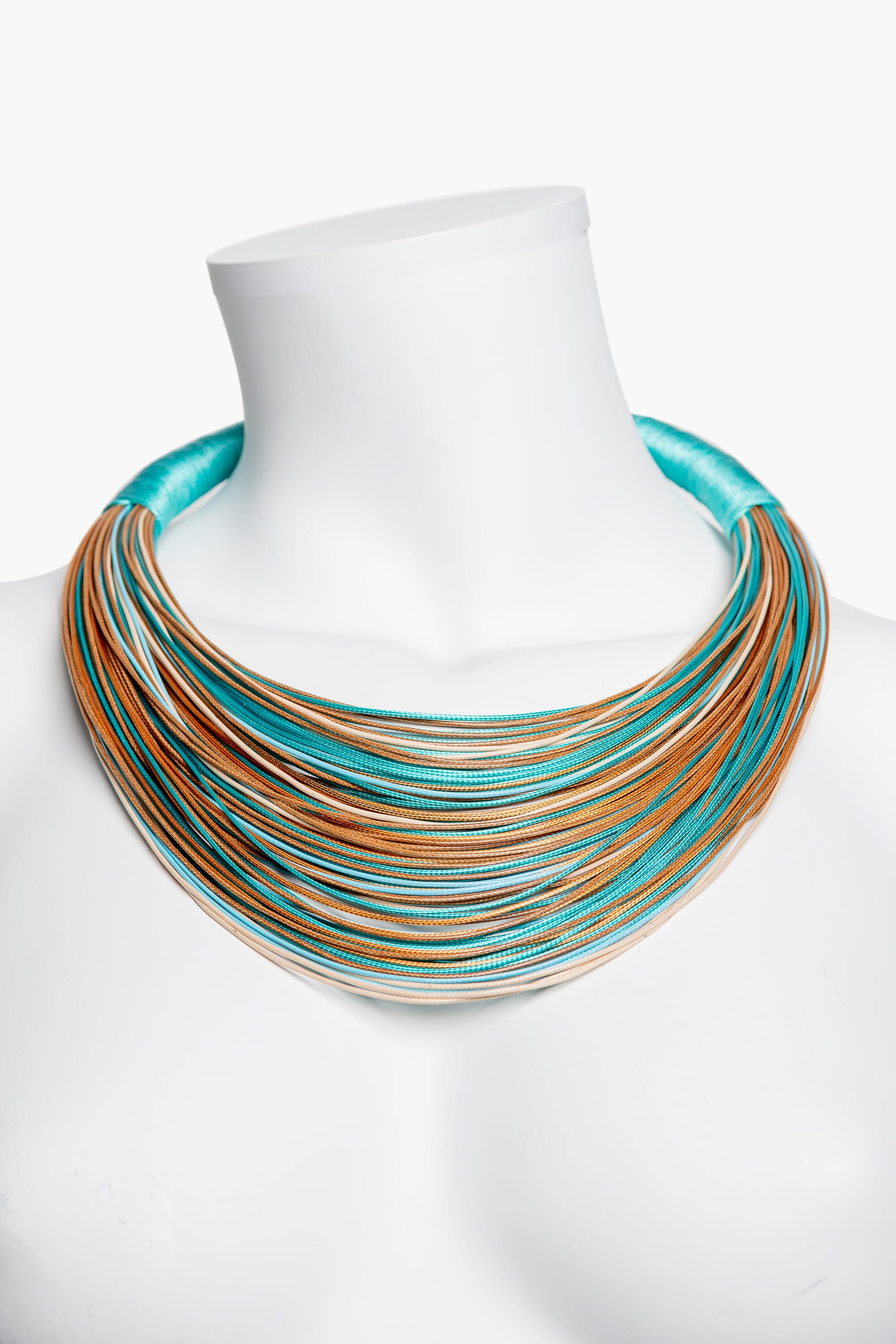 Collar en hilos de seda