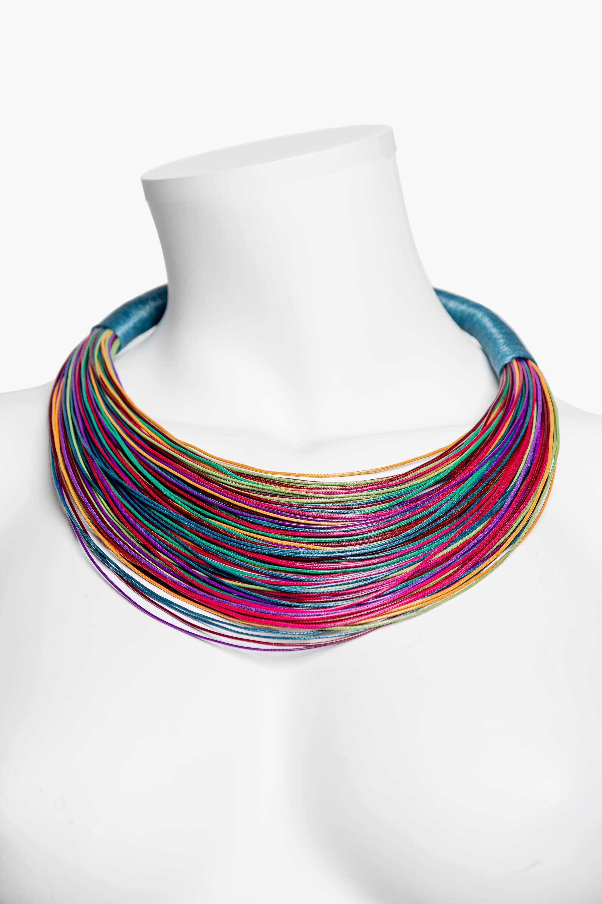 Collar en hilos de seda