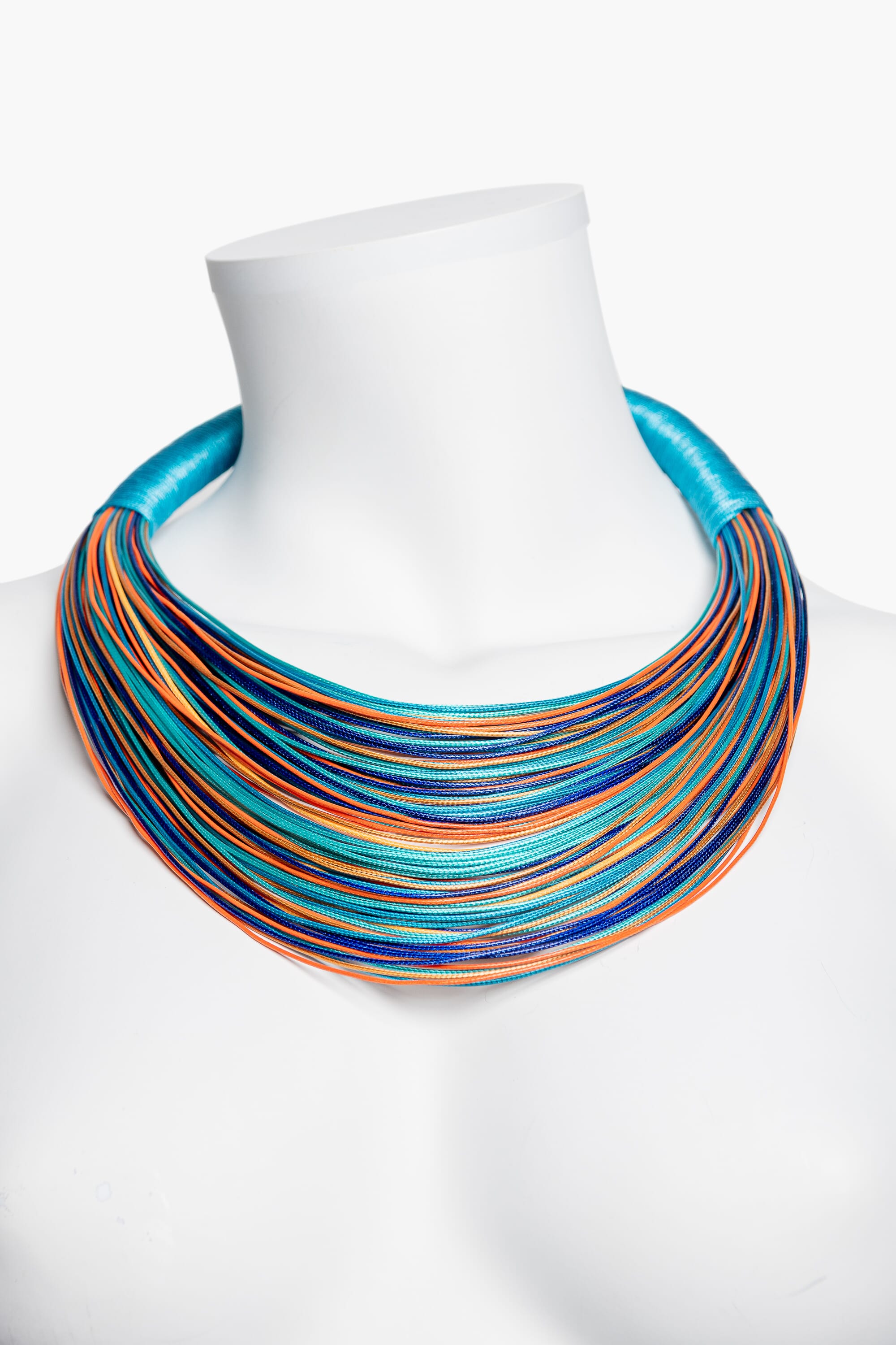 Collar en hilos de seda