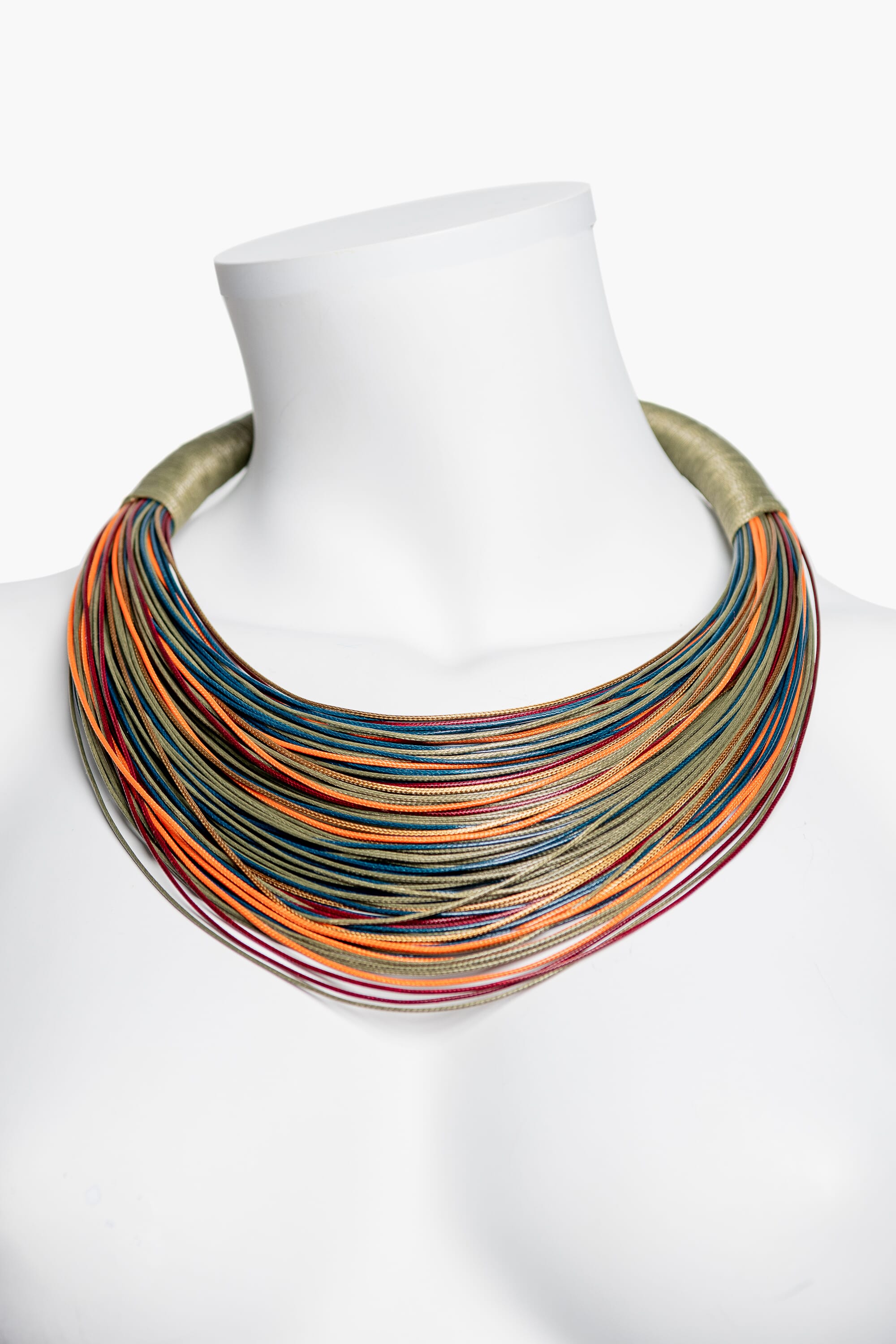 Collar en hilos de seda