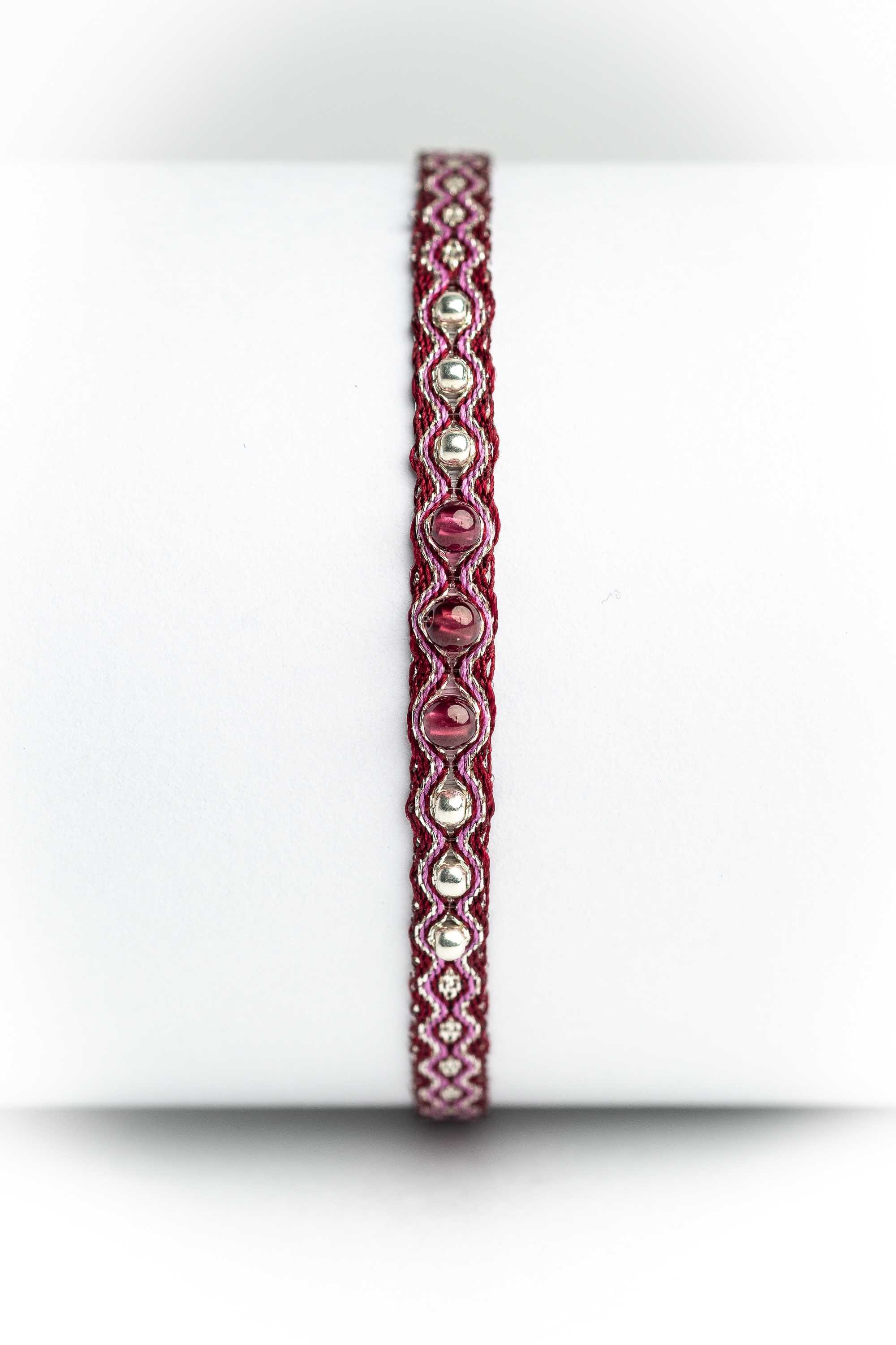 Pulsera hilos con bolitas plata
