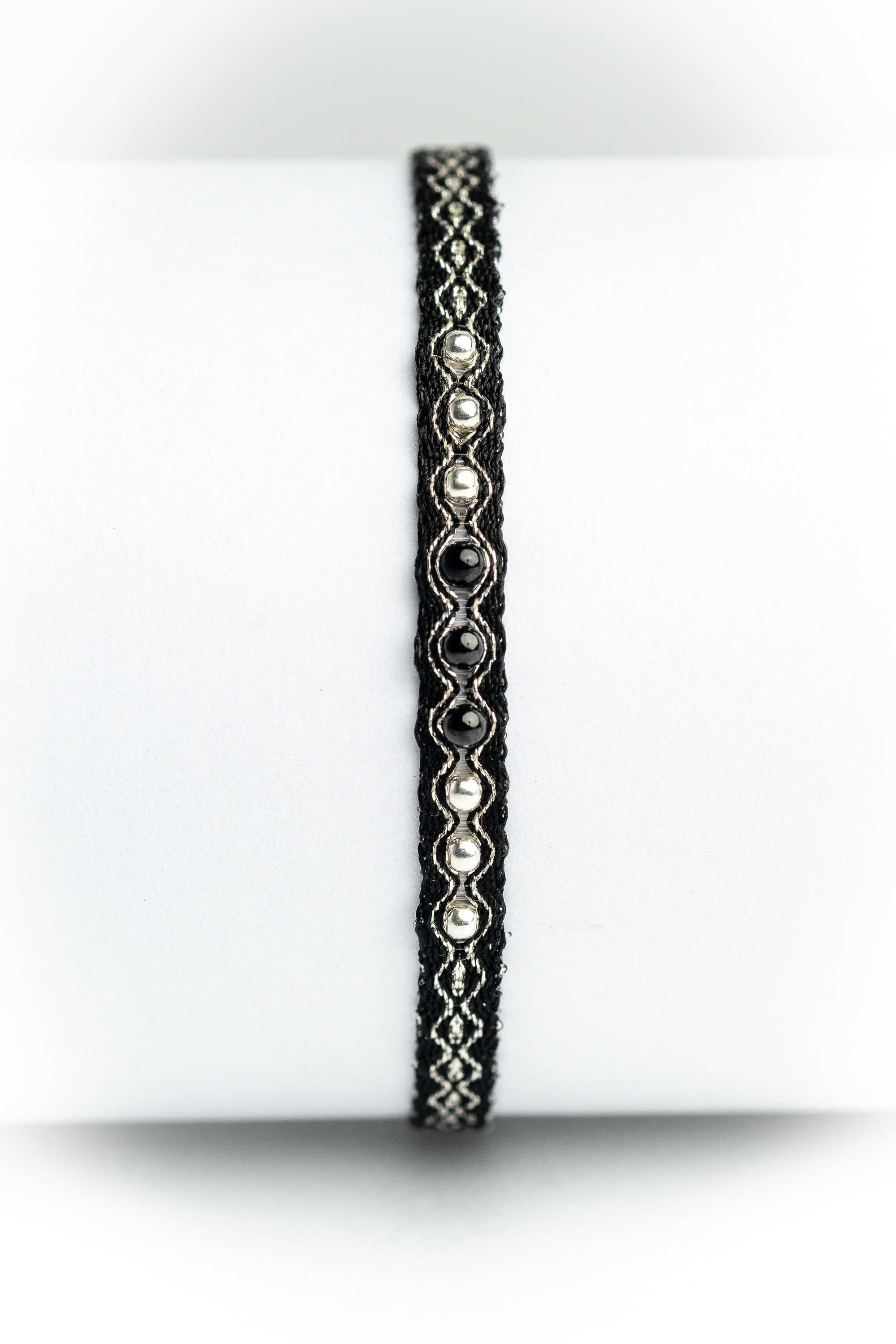 Pulsera hilos con bolitas plata
