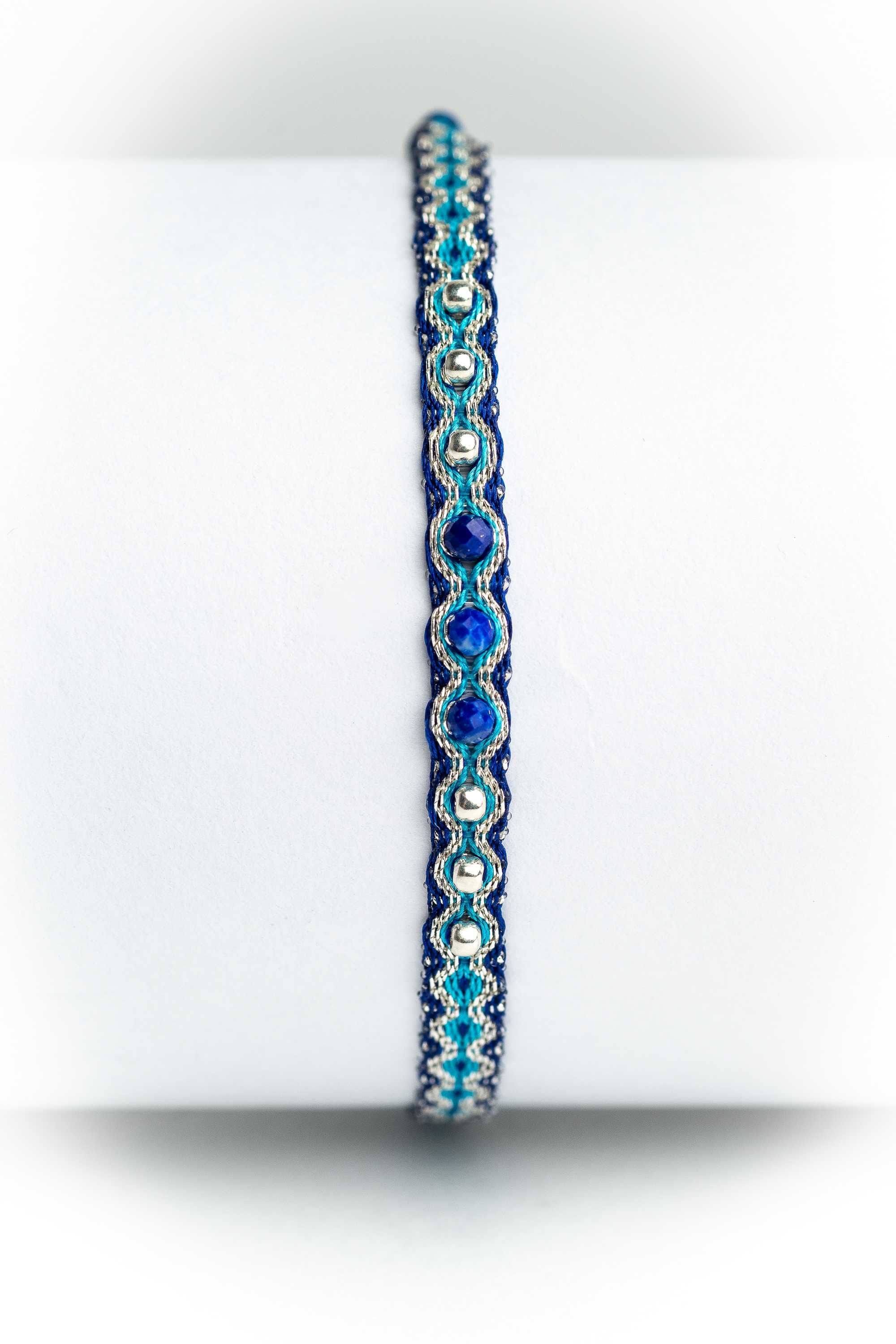 Pulsera hilos con bolitas plata
