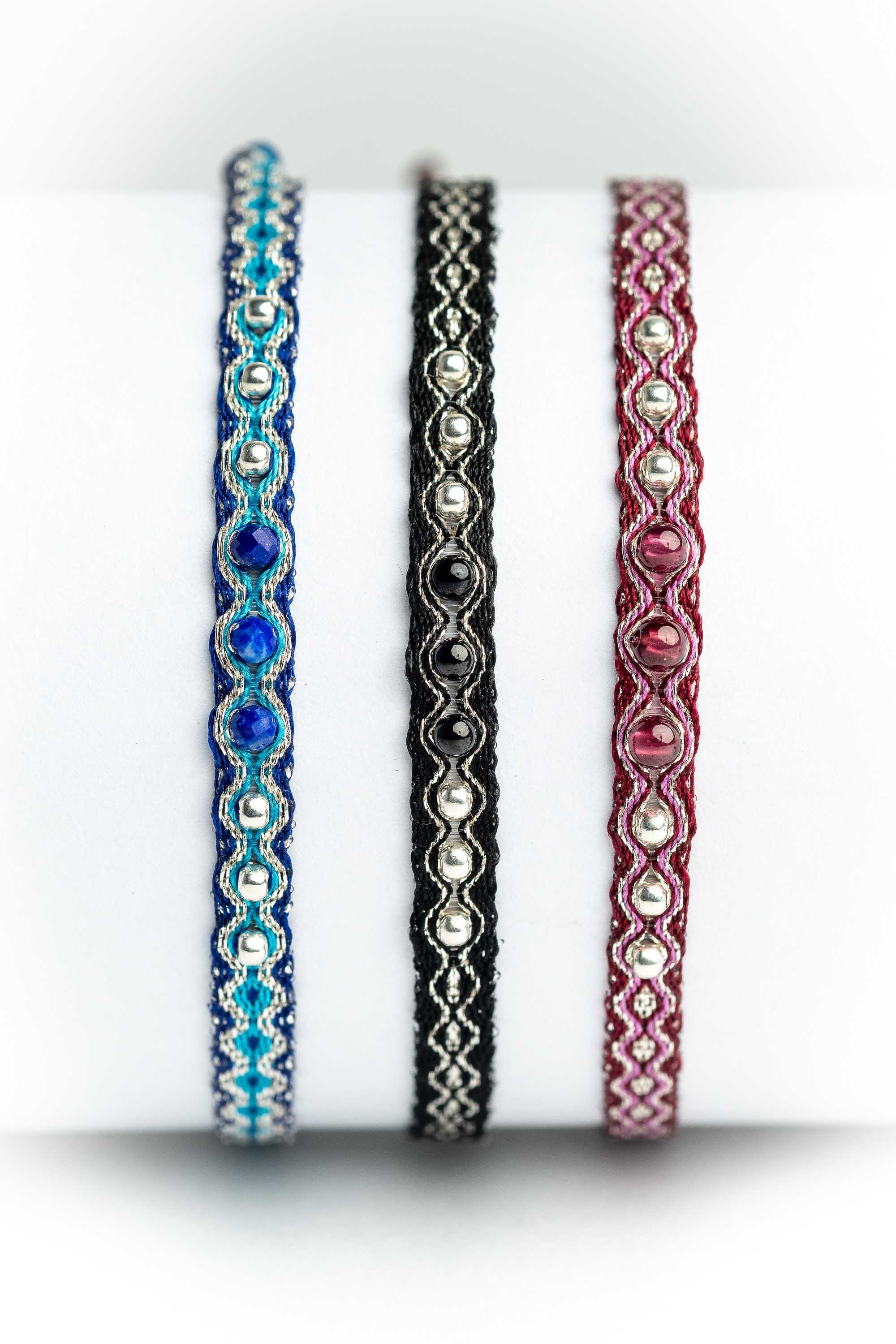 Pulsera hilos con bolitas plata
