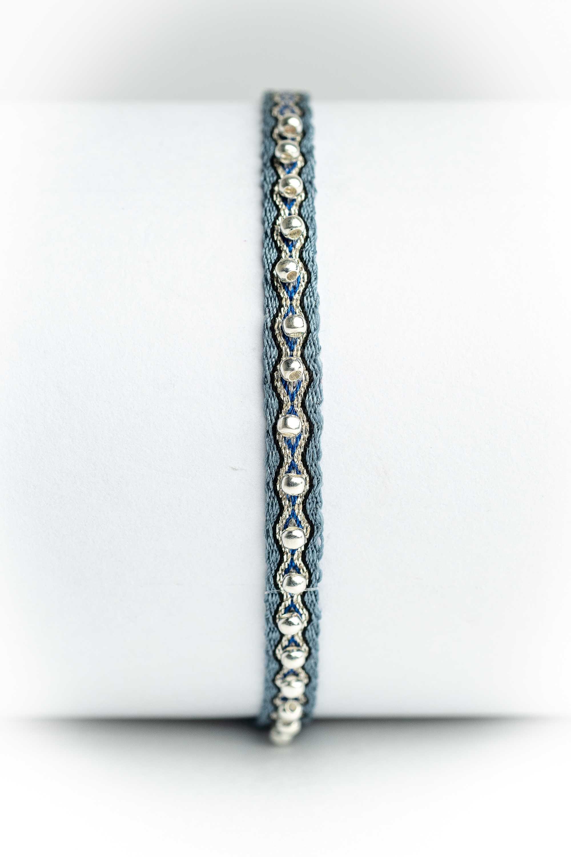 Pulsera hilos con bolitas plata
