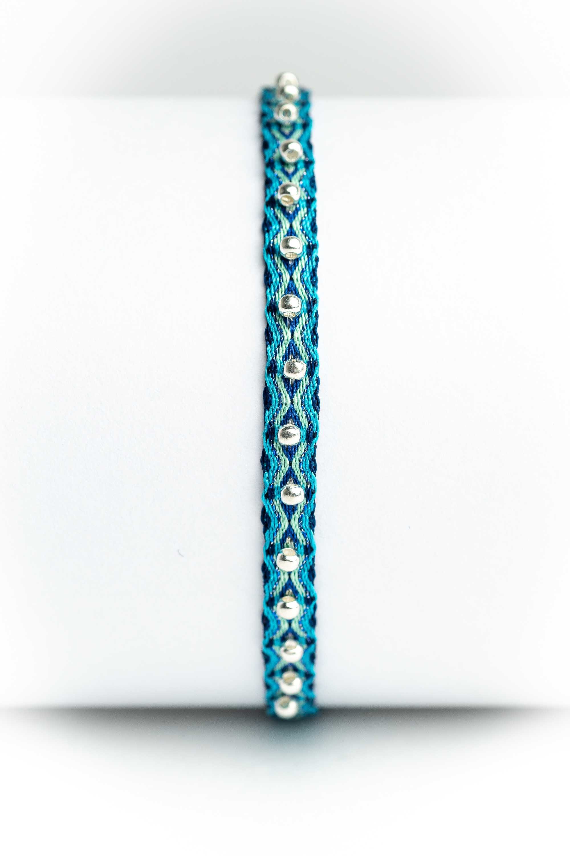 Pulsera hilos con bolitas plata
