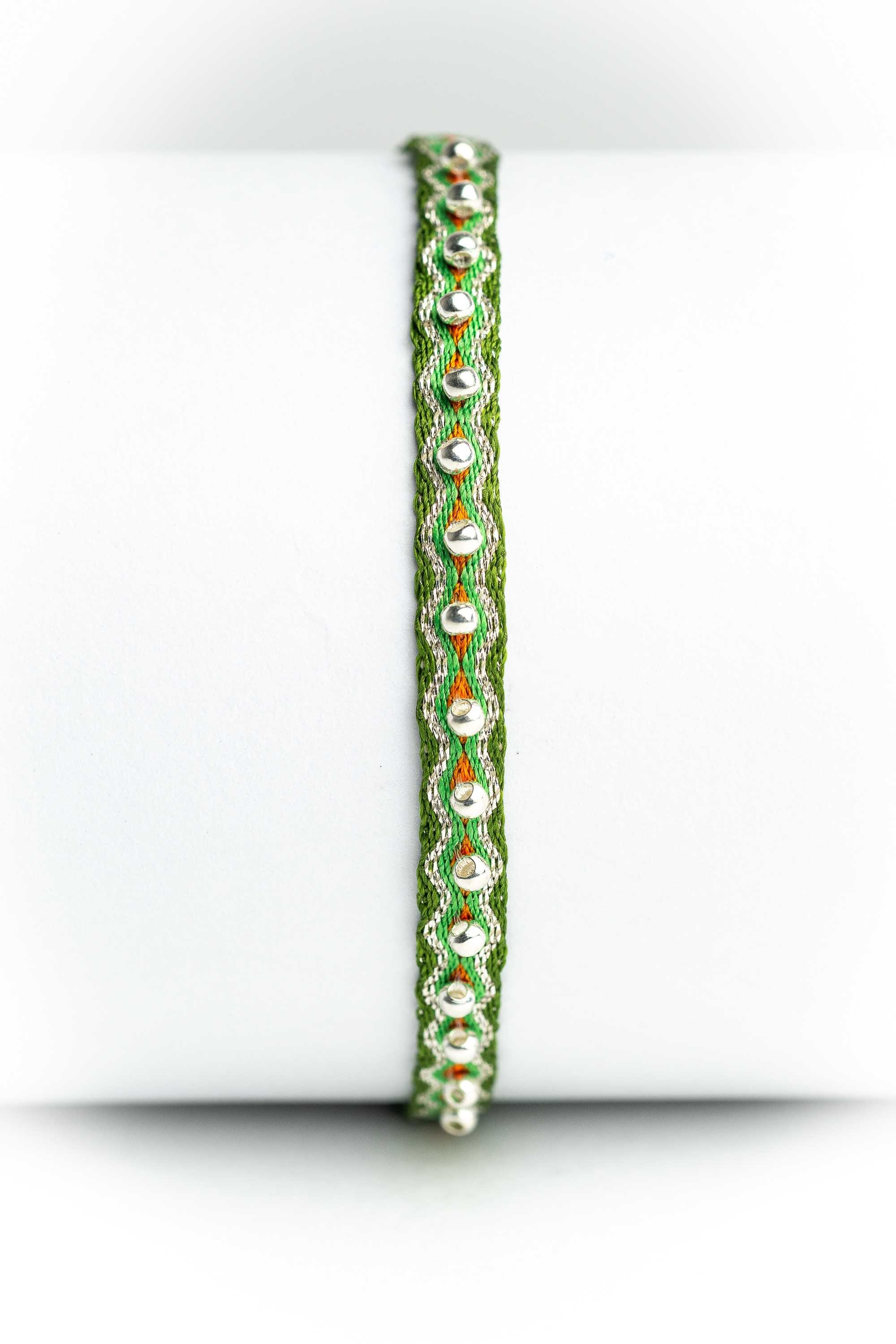 Pulsera hilos con bolitas plata
