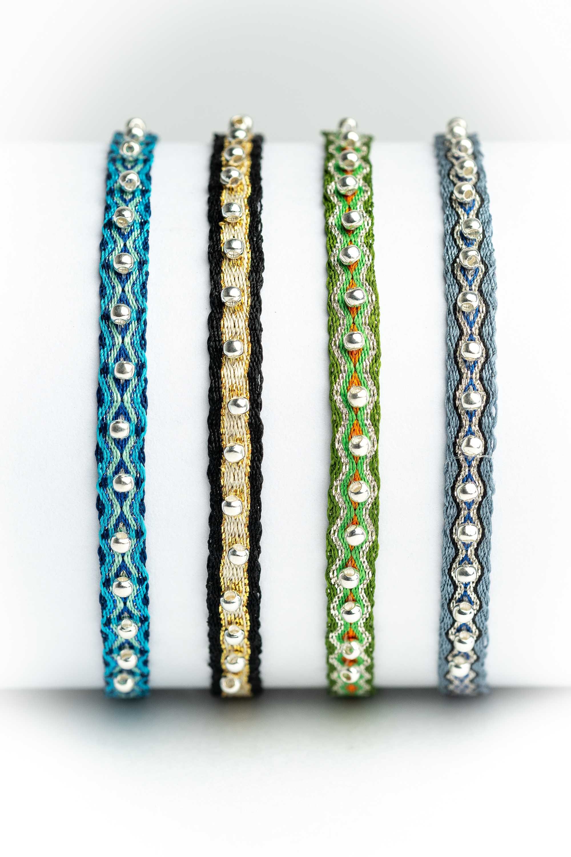 Pulsera hilos con bolitas plata
