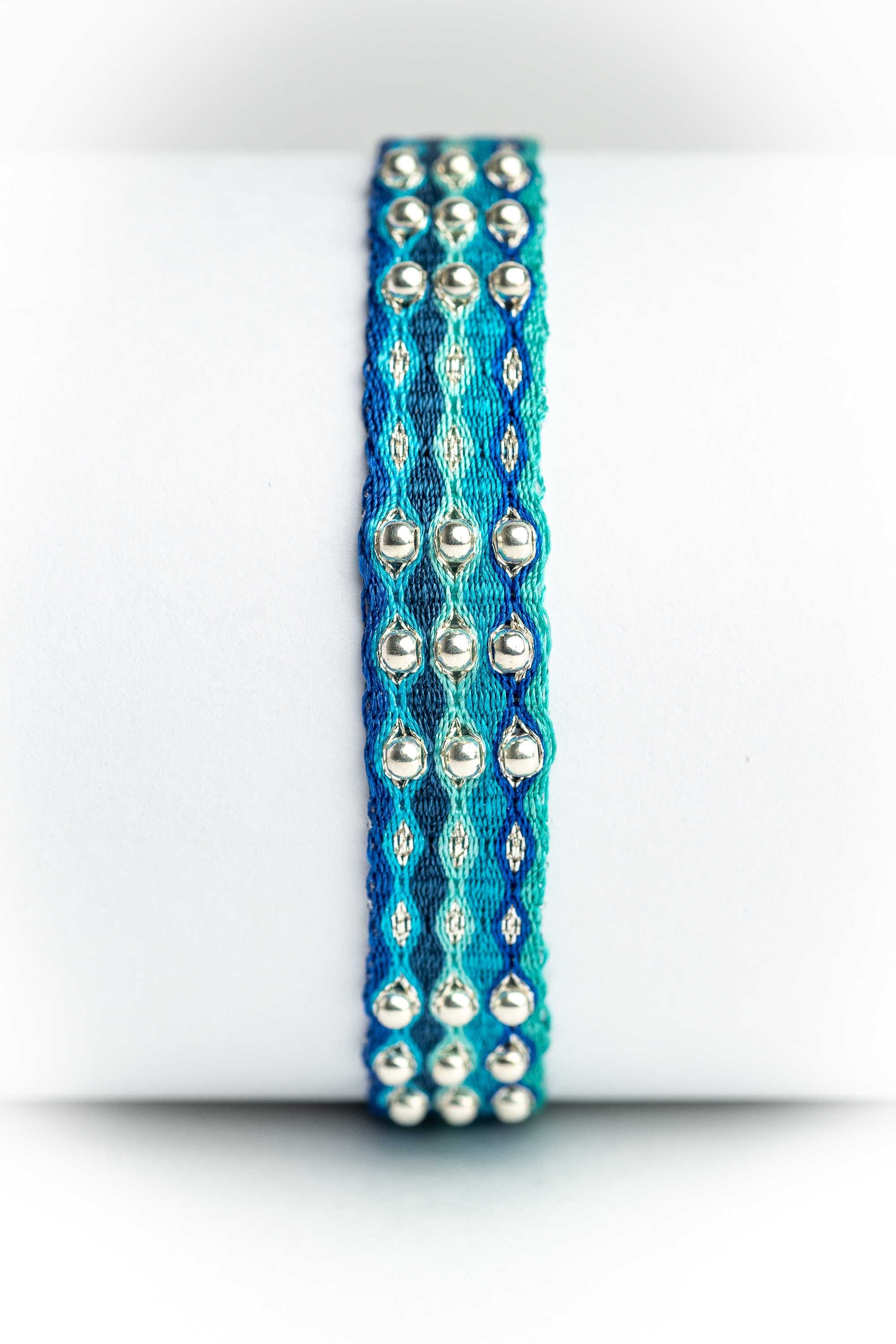 Pulsera hilos con bolitas plata
