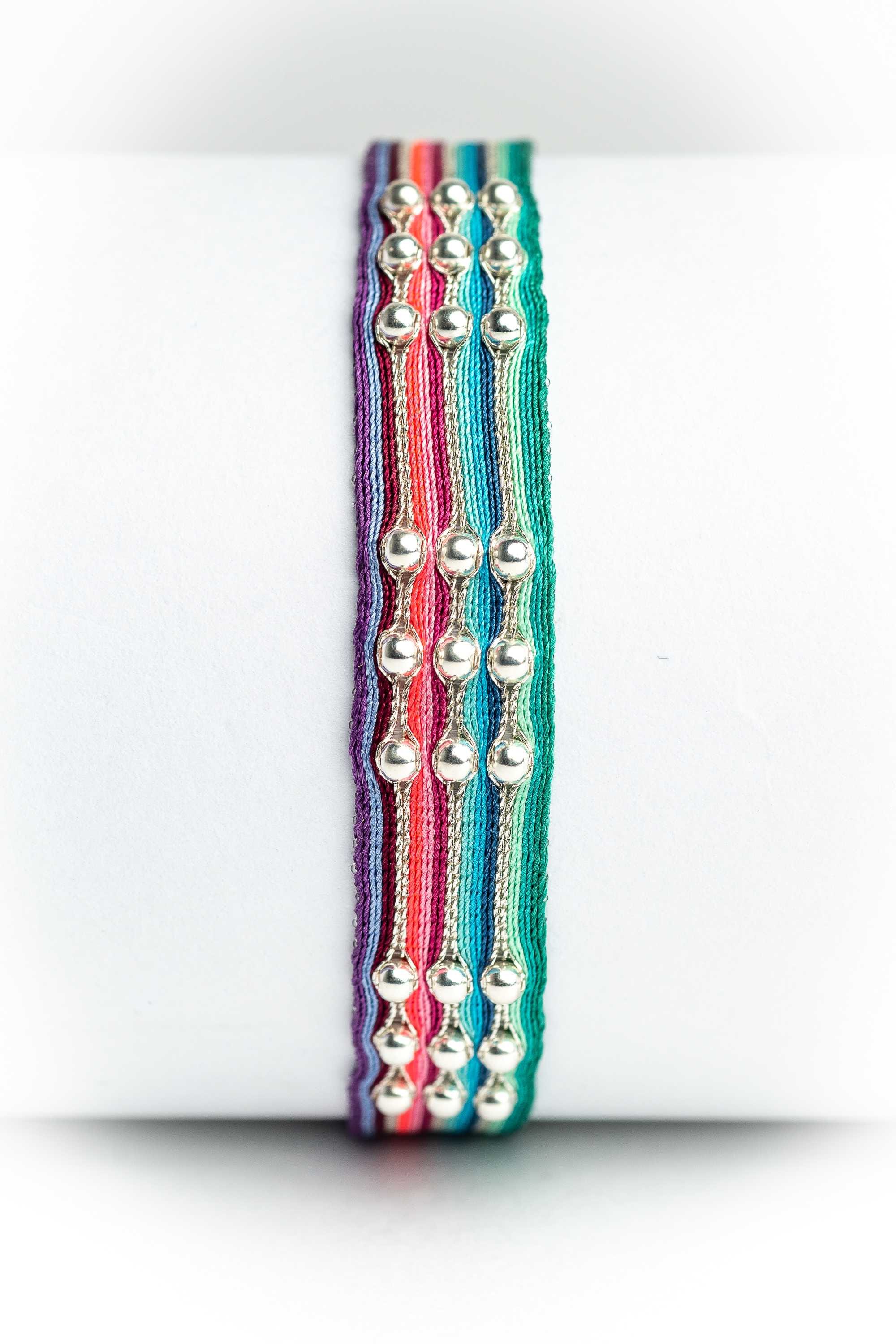 Pulsera hilos con bolitas plata

