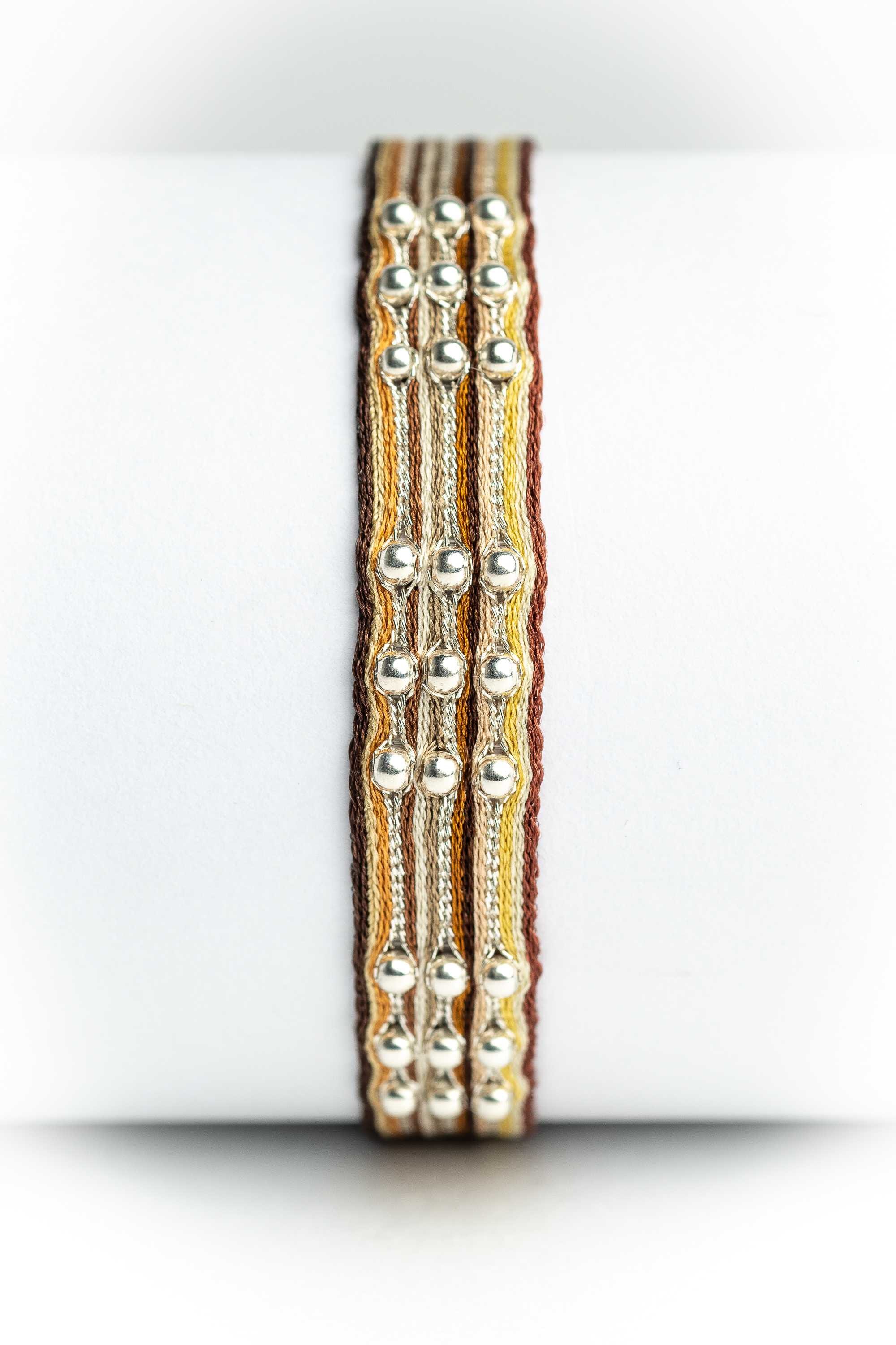Pulsera hilos con bolitas plata
