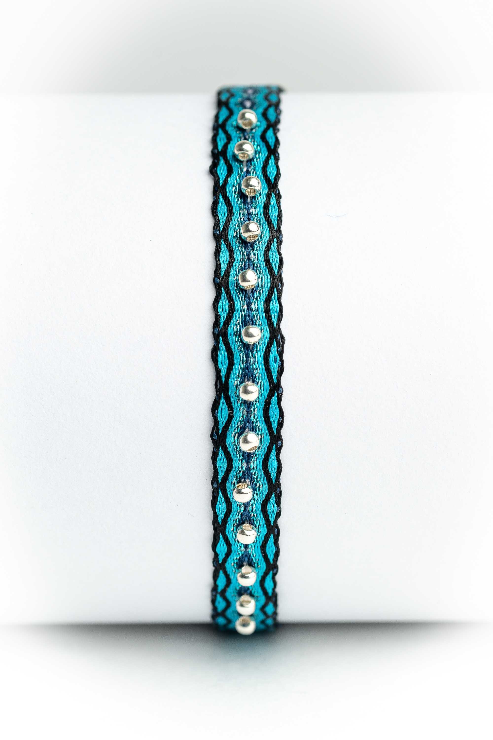 Pulsera hilos con bolitas plata
